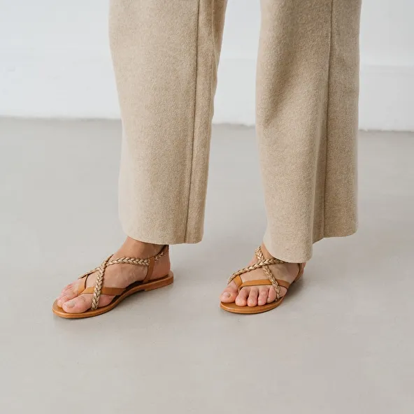 Sandals with straps in leather camel and gold