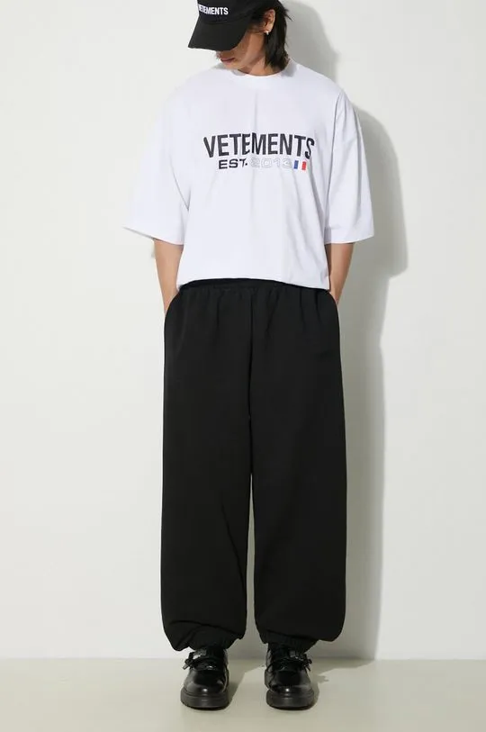 VETEMENTS joggers Embroidered Logo black color smooth UE64SP400B